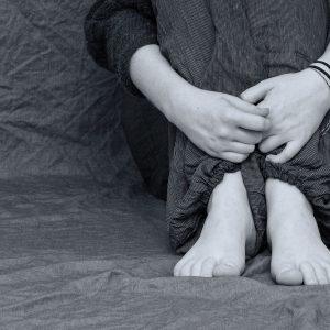 主编陈望舒坐在 hga039.com 编辑部工位前整理入口核对清单，桌上摊着笔记本与彩色标记笔，日光灯下神情专注